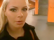Public – Mitten In Der U-Bahn Station Gefickt