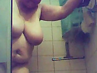 Spy Granny Marie Ans Prends Sa Douche
