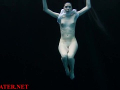 Kinky Amateur In The Dark Pool